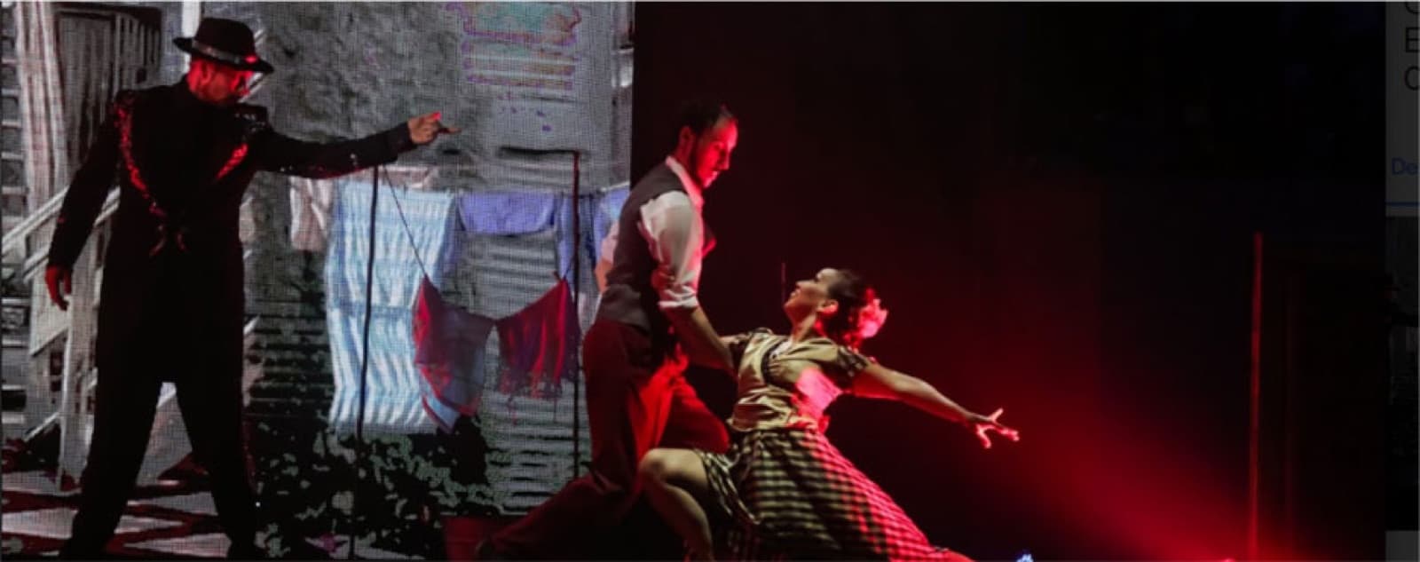 Casal de bailarinos de tango no palco do Madero Tango